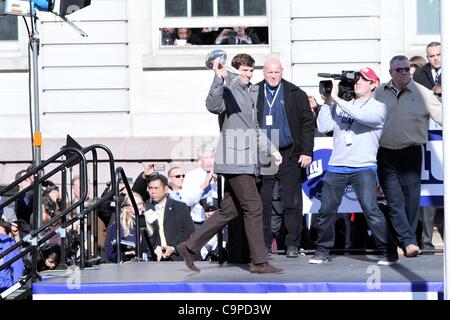 Eli Manning, hissen die Lombardi Trophy bei einem öffentlichen Auftritt für New York City Gastgeber Feier für Super Bowl XLVI setzt sich für die New York Giants, City Hall Plaza, New York, NY 7. Februar 2012. Foto von: Andres Otero/Everett Collection Stockfoto