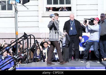 Eli Manning, hissen die Lombardi Trophy bei einem öffentlichen Auftritt für New York City Gastgeber Feier für Super Bowl XLVI setzt sich für die New York Giants, City Hall Plaza, New York, NY 7. Februar 2012. Foto von: Andres Otero/Everett Collection Stockfoto