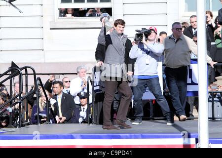 Eli Manning, hissen die Lombardi Trophy bei einem öffentlichen Auftritt für New York City Gastgeber Feier für Super Bowl XLVI setzt sich für die New York Giants, City Hall Plaza, New York, NY 7. Februar 2012. Foto von: Andres Otero/Everett Collection Stockfoto