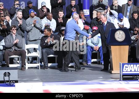 New York Giants Cheftrainer Tom Coughlin bei einem öffentlichen Auftritt für New York City Gastgeber Feier für Super Bowl XLVI Champions der New York Giants, City Hall Plaza, New York, NY 7. Februar 2012. Foto von: Andres Otero/Everett Collection Stockfoto