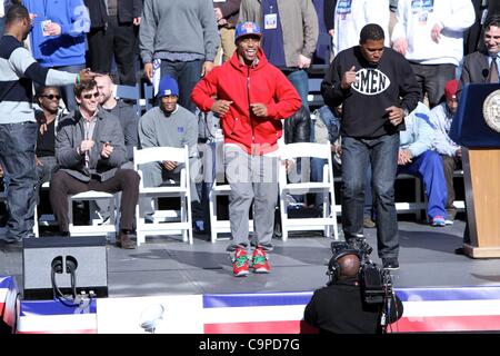 Victor Cruz, Michael Strahan, Salsa tanzen bei einem öffentlichen Auftritt für New York City Gastgeber Feier für Super Bowl XLVI Champions der New York Giants, City Hall Plaza, New York, NY 7. Februar 2012. Foto von: Andres Otero/Everett Collection Stockfoto