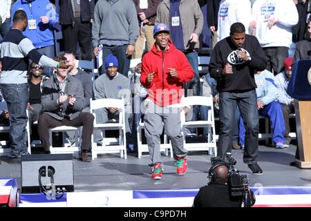 Victor Cruz, Michael Strahan, Salsa tanzen bei einem öffentlichen Auftritt für New York City Gastgeber Feier für Super Bowl XLVI Champions der New York Giants, City Hall Plaza, New York, NY 7. Februar 2012. Foto von: Andres Otero/Everett Collection Stockfoto