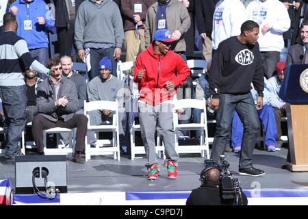 Victor Cruz, Michael Strahan, Salsa tanzen bei einem öffentlichen Auftritt für New York City Gastgeber Feier für Super Bowl XLVI Champions der New York Giants, City Hall Plaza, New York, NY 7. Februar 2012. Foto von: Andres Otero/Everett Collection Stockfoto