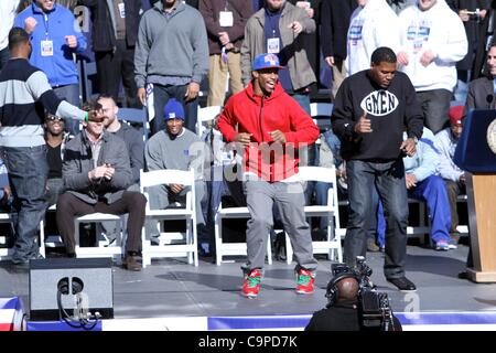 Victor Cruz, Michael Strahan, Salsa tanzen bei einem öffentlichen Auftritt für New York City Gastgeber Feier für Super Bowl XLVI Champions der New York Giants, City Hall Plaza, New York, NY 7. Februar 2012. Foto von: Andres Otero/Everett Collection Stockfoto