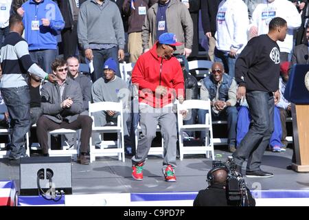 Victor Cruz, Michael Strahan, Salsa tanzen bei einem öffentlichen Auftritt für New York City Gastgeber Feier für Super Bowl XLVI Champions der New York Giants, City Hall Plaza, New York, NY 7. Februar 2012. Foto von: Andres Otero/Everett Collection Stockfoto