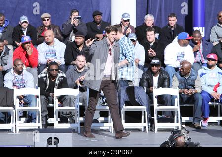 Eli Manning bei einem öffentlichen Auftritt für New York City Gastgeber Feier für Super Bowl XLVI Champions der New York Giants, City Hall Plaza, New York, NY 7. Februar 2012. Foto von: Andres Otero/Everett Collection Stockfoto