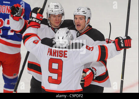 7. Februar 2012 - Newark, New Jersey, Vereinigte Staaten - New Jersey Devils rechten Flügel, die David Clarkson (23) feiert seinen Treffer center Patrik Elias (26) und den linken Flügel Zach Parise (9) während der ersten Periode NHL Aktion zwischen den New Jersey Devils und die New York Rangers im Madison Square Garden in New York, N.Y. Stockfoto
