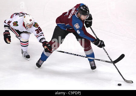 7. Februar 2012 - Denver, Colorado, Vereinigte Staaten von Amerika - Colorado Avalanche Verteidiger Erik Johnson (6) hält den Puck von Chicago Blackhawks center Dave Bolland (36) in der ersten Periode. Nach einer Periode ist die Kerbe gebunden 0-0. Der Colorado Avalanche veranstaltete die Chicago Blackhawks im Pepsi Center in Den Stockfoto