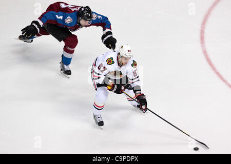 7. Februar 2012 - Denver, Colorado, USA - Chicago Blackhawks rechten Flügel Michael Frolik (67) hält den Puck von Colorado Avalanche Verteidiger Ryan O'Byrne (3) in der ersten Periode. Nach einer Periode ist die Kerbe gebunden 0-0. Der Colorado Avalanche veranstaltete die Chicago Blackhawks im Pepsi Center Stockfoto