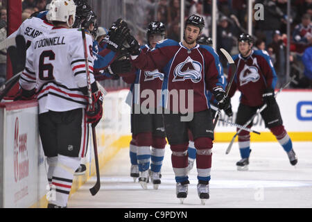 7. Februar 2012 - Denver, Colorado, Vereinigte Staaten - Colorado Avalanche Verteidiger Kyle Quincey (27) und Colorado Avalanche rechten Flügel Peter Mueller (88) feiern ein Colorado Avalanche-Tor in der zweiten Periode gegen die Chicago Blackhawks. Nach zwei Perioden ist die Kerbe 2-2 gebunden. Die Colorado Avalanc Stockfoto