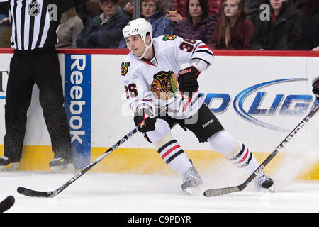 7. Februar 2012 - Denver, Colorado, USA - Chicago Blackhawks Zentrum Dave Bolland (36) steuert den Puck in der zweiten Periode gegen die Colorado Avalanche. Nach zwei Perioden ist die Kerbe 2-2 gebunden. Der Colorado Avalanche veranstaltete die Chicago Blackhawks an das Pepsi Center in Denver, CO. (Credit Stockfoto