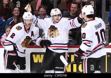 7. Februar 2012 - Denver, Colorado, USA - Chicago Blackhawks rechten Flügel Patrick Kane (88) feiert sein Tor mit Teamkollegen in der zweiten Periode gegen die Colorado Avalanche. Nach zwei Perioden ist die Kerbe 2-2 gebunden. Der Colorado Avalanche veranstaltete die Chicago Blackhawks im Pepsi Center ich Stockfoto