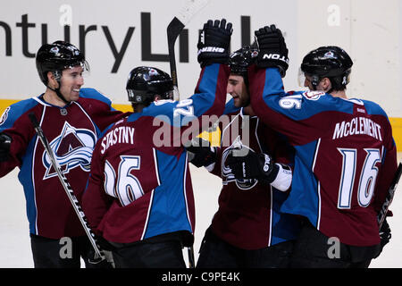7. Februar 2012 - Denver, Colorado, Vereinigte Staaten von Amerika - Colorado Avalanche Verteidiger Kyle Quincey (27) feiert seinen späte dritten Periode Tor mit Teamkollegen in das Spiel gegen die Chicago Blackhawks. Der Colorado Avalanche gewann das Spiel 5: 2. Der Colorado Avalanche veranstaltet den Chicago Blackhawks in der Pepsi Stockfoto