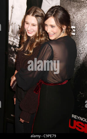 7. Februar 2012 - New York, New York, US - Schauspielerinnen TAISSA FARMIGA und VERA FARMIGA besuchen die New Yorker Premiere von "Safe House" an der SVA-Theater statt. (Bild Kredit: Nancy Kaszerman/ZUMAPRESS.com ©) Stockfoto