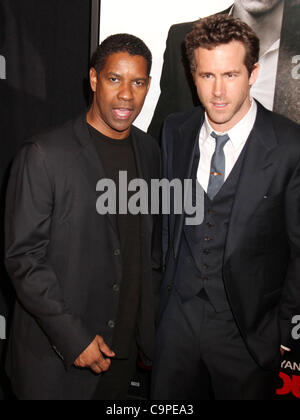 7. Februar 2012 besuchen - New York, New York, US - Schauspieler DENZEL WASHINGTON und RYAN REYNOLDS die New Yorker Premiere von "Safe House" an der SVA-Theater statt. (Bild Kredit: Nancy Kaszerman/ZUMAPRESS.com ©) Stockfoto