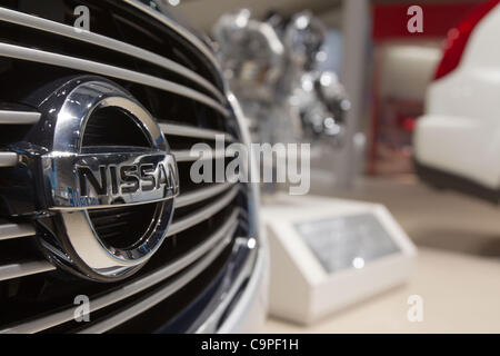 8. Februar 2012, Yokohama, Japan - ist das Nissan-Logo auf einem Fahrzeug angezeigt am Hauptsitz Unternehmens gesehen. In diesem dritten Geschäftsquartal berichtet Nissan einen Jahresüberschuss Anstieg um 3,2 Prozent auf 82,70000001 Milliarden (USD $ 1,07 Milliarden). Das Unternehmen das operative Ergebnis lag 118,1 Milliarden Yen ($ 1,53 Milliarden Stockfoto