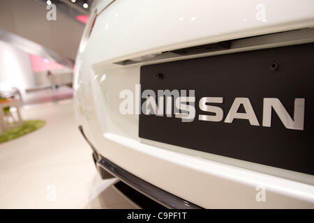 8. Februar 2012, Yokohama, Japan - ist der Nissan Logo an einem Fahrzeug am Stammsitz der Firma angezeigt zu sehen. In diesem dritten Geschäftsquartal berichtet Nissan einen Jahresüberschuss Anstieg um 3,2 Prozent auf 82,70000001 Milliarden (USD $ 1,07 Milliarden). Das Unternehmen das operative Ergebnis lag 118,1 Milliarden Yen ($ 1,53 Milliarden Stockfoto