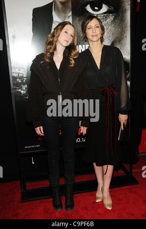 Taissa Farmiga, Vera Farmiga im Ankunftsbereich für sicheren Haus Premiere, School of Visual Arts (SVA) Theater, New York, NY 7. Februar 2012. Foto von: Desiree Navarro/Everett Collection Stockfoto