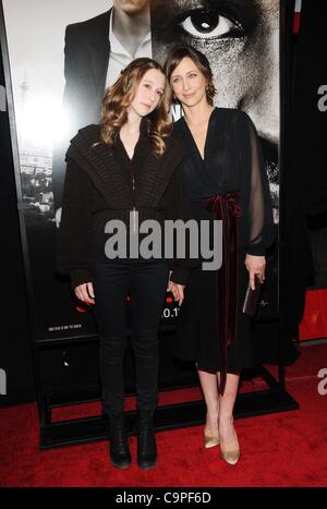 Taissa Farmiga, Vera Farmiga im Ankunftsbereich für sicheren Haus Premiere, School of Visual Arts (SVA) Theater, New York, NY 7. Februar 2012. Foto von: Desiree Navarro/Everett Collection Stockfoto