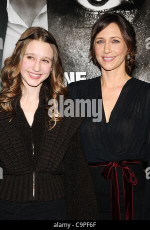 Taissa Farmiga, Vera Farmiga im Ankunftsbereich für sicheren Haus Premiere, School of Visual Arts (SVA) Theater, New York, NY 7. Februar 2012. Foto von: Desiree Navarro/Everett Collection Stockfoto