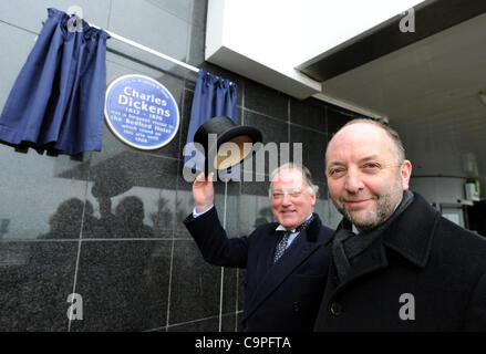 Ian Dickens (rechts), dass der große Urenkel des Schriftstellers Charles Dickens blaue Plakette an den Schriftsteller in Brighton enthüllt Stockfoto