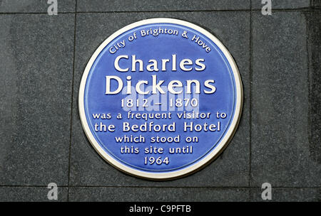 Ian Dickens (rechts), dass der große Urenkel des Schriftstellers Charles Dickens blaue Plakette an den Schriftsteller in Brighton enthüllt Stockfoto