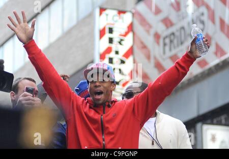 Victor Cruz bei einem öffentlichen Auftritt für New York City Ticker Tape Parade Ehren Super Bowl XLVI Champions die New York Giants, Canyon of Heroes, New York, NY 7. Februar 2012. Foto von: Kristin Callahan/Everett Collection Stockfoto