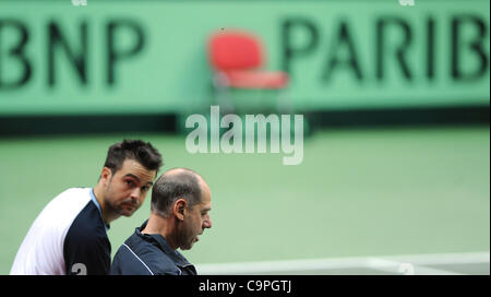 Italiens Davis Cup Kapitän Corrado Barazzutti und Daniele Bracciali während einer Trainingseinheit in der CEZ Arena in Ostrava, Tschechische Republik, Mittwoch, 8. Februar 2012. Italien steht der Tschechischen Republik in der ersten Runde der Weltgruppe. (Foto/Jaroslav Ozana CTK) Stockfoto