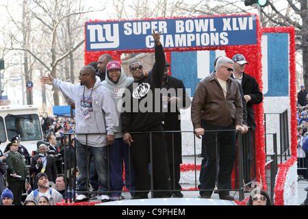 7. Februar 2012, New York. Riesen-Spieler fahren auf einem Schwimmer während einer Parade, die New York Giants gewinnen in den Superbowl in Manhattan, NFL-Team zu feiern statt. Stockfoto