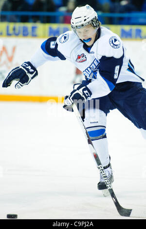 8. Februar 2012 - Saskatoon, Saskatchewan, Kanada - Saskatoon Blades Zentrum Ryan Olsen (#9) spielt den Puck in Aktion während des Spiels Saskatoon Blades vs. Swift aktuelle Broncos im Credit Union Centre in Saskatoon. (Kredit-Bild: © Derek Mortensen/Southcreek/ZUMAPRESS.com) Stockfoto