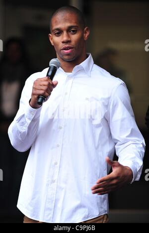 Victor Cruz bei einem öffentlichen Auftritt für Mercedes-Benz Fashion Week Kicks ab Herbst 2012 Kollektionen mit Ribbon Cutting, Josie Robertson Plaza im Lincoln Center, New York, NY 8. Februar 2012. Foto von: Gregorio T. Binuya/Everett Collection Stockfoto