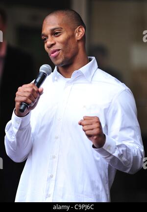 Victor Cruz bei einem öffentlichen Auftritt für Mercedes-Benz Fashion Week Kicks ab Herbst 2012 Kollektionen mit Ribbon Cutting, Josie Robertson Plaza im Lincoln Center, New York, NY 8. Februar 2012. Foto von: Gregorio T. Binuya/Everett Collection Stockfoto