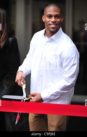 Victor Cruz bei einem öffentlichen Auftritt für Mercedes-Benz Fashion Week Kicks ab Herbst 2012 Kollektionen mit Ribbon Cutting, Josie Robertson Plaza im Lincoln Center, New York, NY 8. Februar 2012. Foto von: Gregorio T. Binuya/Everett Collection Stockfoto