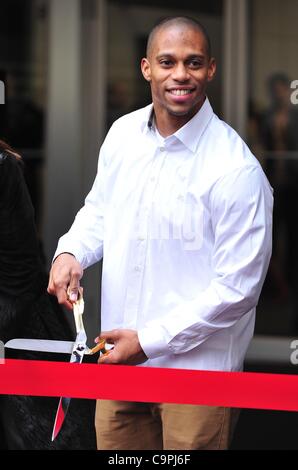 Victor Cruz bei einem öffentlichen Auftritt für Mercedes-Benz Fashion Week Kicks ab Herbst 2012 Kollektionen mit Ribbon Cutting, Josie Robertson Plaza im Lincoln Center, New York, NY 8. Februar 2012. Foto von: Gregorio T. Binuya/Everett Collection Stockfoto