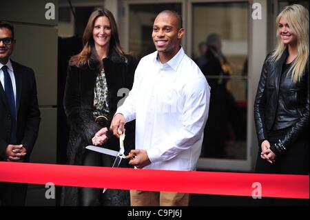 Stephanie Winston-Wolkoff, Victor Cruz, Kate Upton bei einem öffentlichen Auftritt für Mercedes-Benz Fashion Week Kicks ab Herbst 2012 Kollektionen mit Ribbon Cutting, Josie Robertson Plaza im Lincoln Center, New York, NY 8. Februar 2012. Foto von: Gregorio T. Binuya/Everett Collection Stockfoto