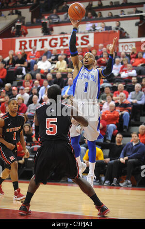 8. Februar 2012 - Newark, New Jersey, USA - Seton Hall Pirates Wächter Jordan Theodore (1) schießt einen Korb während der ersten Hälfte Big East NCAA Basketball zwischen der Rutgers Scarlet Knights und Seton Hall Pirates auf Louis Braun Athletic Center. Rutgers führt Seton Hall 28-26 zur Halbzeit. (Bild Kredit: Stockfoto