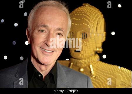 Anthony Daniels, C3PO in allen 6 Star Wars-Filmen mit einem Lego-Modell von seinem Charakter in Star Wars Episode 1 3D at The Empire Leicester Square am 8. Februar 2011 gespielt. Personen im Bild: Anthony Daniels. Bild von Julie Edwards Stockfoto