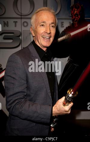 Anthony Daniels, C3PO in allen 6 Star Wars-Filmen spielte, besucht Star Wars Episode 1 3D at The Empire Leicester Square am 8. Februar 2011. Personen im Bild: Anthony Daniels. Bild von Julie Edwards Stockfoto