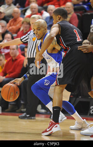 8. Februar 2012 - Newark, New Jersey, USA - Seton Hall Pirates bewachen Jordan Theodore (1) dribbelt um Rutgers Scarlet Knights Wache Jerome Seagears (1) während der ersten Hälfte Big East NCAA Basketball zwischen der Rutgers Scarlet Knights und Seton Hall Pirates im Louis Braun Athletic Center. Rutgers Stockfoto