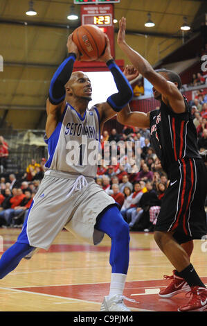 8. Februar 2012 - Newark, New Jersey, USA - Seton Hall Pirates bewachen Jordan Theodore (1) Laufwerke in den Korb während der ersten Hälfte Big East NCAA Basketball zwischen der Rutgers Scarlet Knights und Seton Hall Pirates im Louis Braun Athletic Center. Rutgers führt Seton Hall 28-26 zur Halbzeit. (Kredit-ich Stockfoto