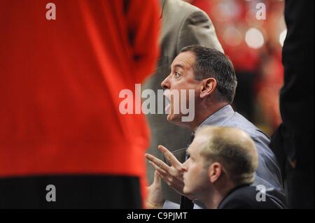 8. Februar 2012 - Newark, New Jersey, USA - Rutgers Scarlet Knights Kopf Trainer Mike Rice spricht mit seinem Team in ein Timeout-Wirrwarr im ersten Halbjahr Big East NCAA Basketball zwischen der Rutgers Scarlet Knights und Seton Hall Pirates im Louis Braun Athletic Center. Rutgers führt Seton Hall 28-26 ha Stockfoto