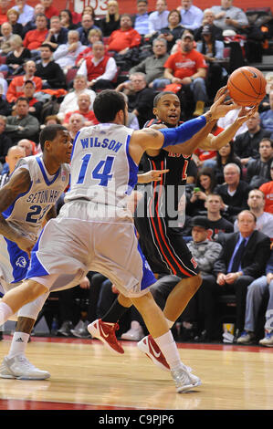 8. Februar 2012 zu schützen - Newark, New Jersey, USA - Rutgers Scarlet Knights Jerome Seagears (1) Pässe in den Lack an Seton Hall Pirates Türsteher Freddie Wilson (14) während der zweiten Hälfte Big East NCAA Basketball zwischen der Rutgers Scarlet Knights und Seton Hall Pirates bei Louis Braun sportliche Cent Stockfoto