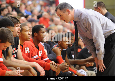 8. Februar 2012 Cheftrainer - Newark, New Jersey, USA - Rutgers Scarlet Knights Mike Rice spricht mit Rutgers Scarlet Knights Gilvydas Biruta (55) auf der Bank während der zweiten Hälfte Big East NCAA Basketball zwischen der Rutgers Scarlet Knights und Seton Hall Pirates im Louis Braun Athletic Center weiterleiten Stockfoto