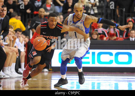 8. Februar 2012 treibt - Newark, New Jersey, USA - Rutgers Scarlet Knights Wache Myles Mack (4) die Basketball aus dem Rückraum gegen Seton Hall Pirates Garde Jordan Theodore (1) während der zweiten Hälfte Big East NCAA Basketball zwischen der Rutgers Scarlet Knights und Seton Hall Pirates in der Louis-Br Stockfoto