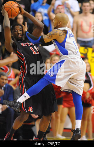 8. Februar 2012 bewachen - Newark, New Jersey, USA - Seton Hall Pirates Jordan Theodore (1) Fouls, die Rutgers Scarlet Knights, die Wache/Dane Miller (11) während der zweiten Hälfte Big East NCAA Basketball zwischen der Rutgers Scarlet Knights und Seton Hall Pirates im Louis Braun Athletic Center weiterleiten. Seton Hall d Stockfoto