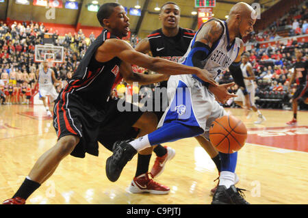 8. Februar 2012 - Newark, New Jersey, USA - Rutgers Scarlet Knights Wache Jerome Seagears (1) fouls Seton Hall Pirates Wächter Jordan Theodore (1) während der letzten Sekunden der zweiten Hälfte Big East NCAA Basketball zwischen der Rutgers Scarlet Knights und Seton Hall Pirates bei Louis Braun sportliche C Stockfoto