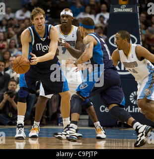 8. Februar 2012 - Denver, CO, USA - DIRK NOWITZKI, links von den Dallas Mavericks bereitet übergeben an einem Teamkollegen während der 1.. Hälfte im Pepsi Center Mittwoch Abend. Die Mavericks schlagen die Nuggets 105-95. (Kredit-Bild: © Hector Acevedo/ZUMAPRESS.com) Stockfoto