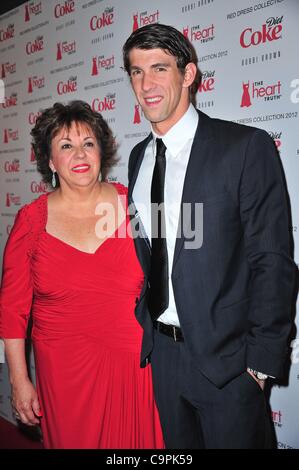 Debbie Phelps, Michael Phelps bei Ankunft für die 2012 Herzen Wahrheit Red Dress Collection Fashion Show 10. Jahrestag - Ankünfte, Hammerstein Ballroom, New York, NY 8. Februar 2012. Foto von: Gregorio T. Binuya/Everett Collection Stockfoto