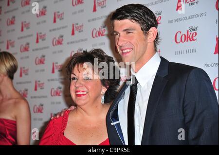 Debbie Phelps, Michael Phelps bei Ankunft für die 2012 Herzen Wahrheit Red Dress Collection Fashion Show 10. Jahrestag - Ankünfte, Hammerstein Ballroom, New York, NY 8. Februar 2012. Foto von: Gregorio T. Binuya/Everett Collection Stockfoto