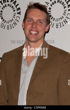 Kevin Biegel im Ankunftsbereich für COUGAR TOWN dritten Saison Premiere Screening und Panel, Paley Center for Media, Beverly Hills, CA 8. Februar 2012. Foto von: Emiley Schweich/Everett Collection Stockfoto